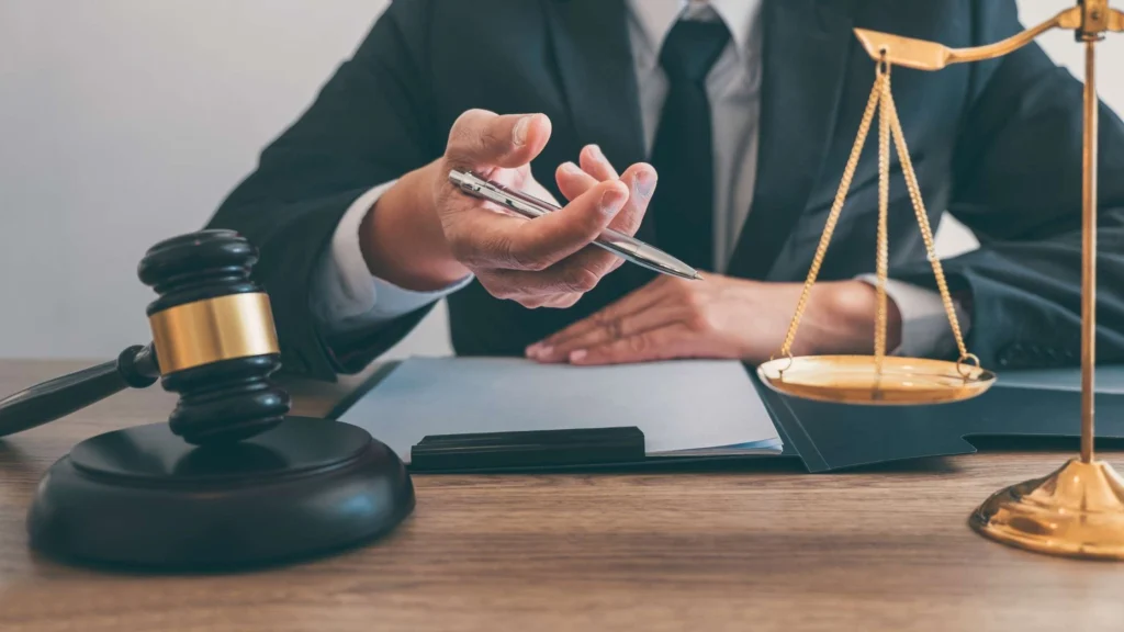 abogado en juicio con documentos legales
