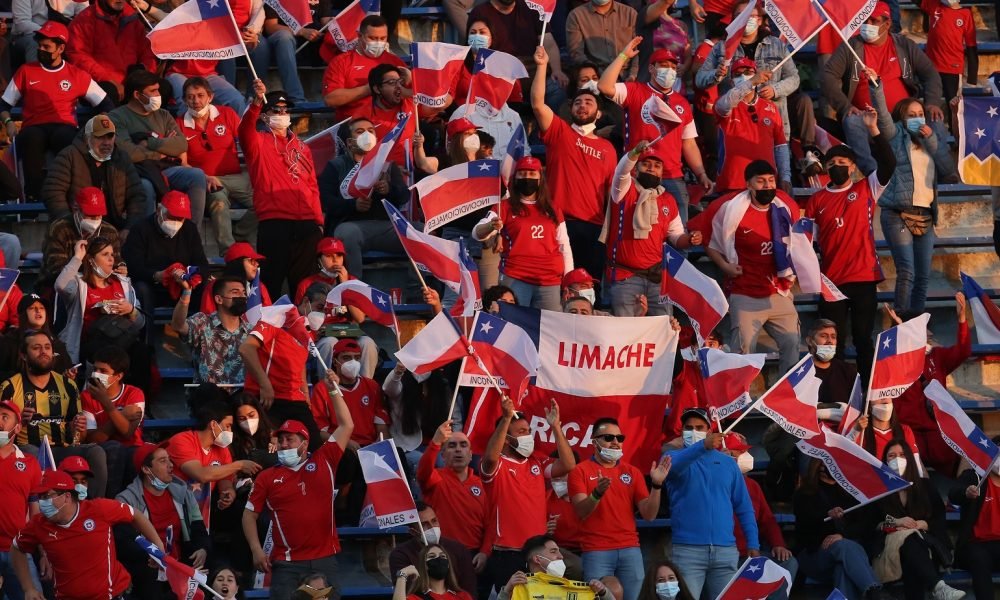 aficionados chilenos animando en un estadio