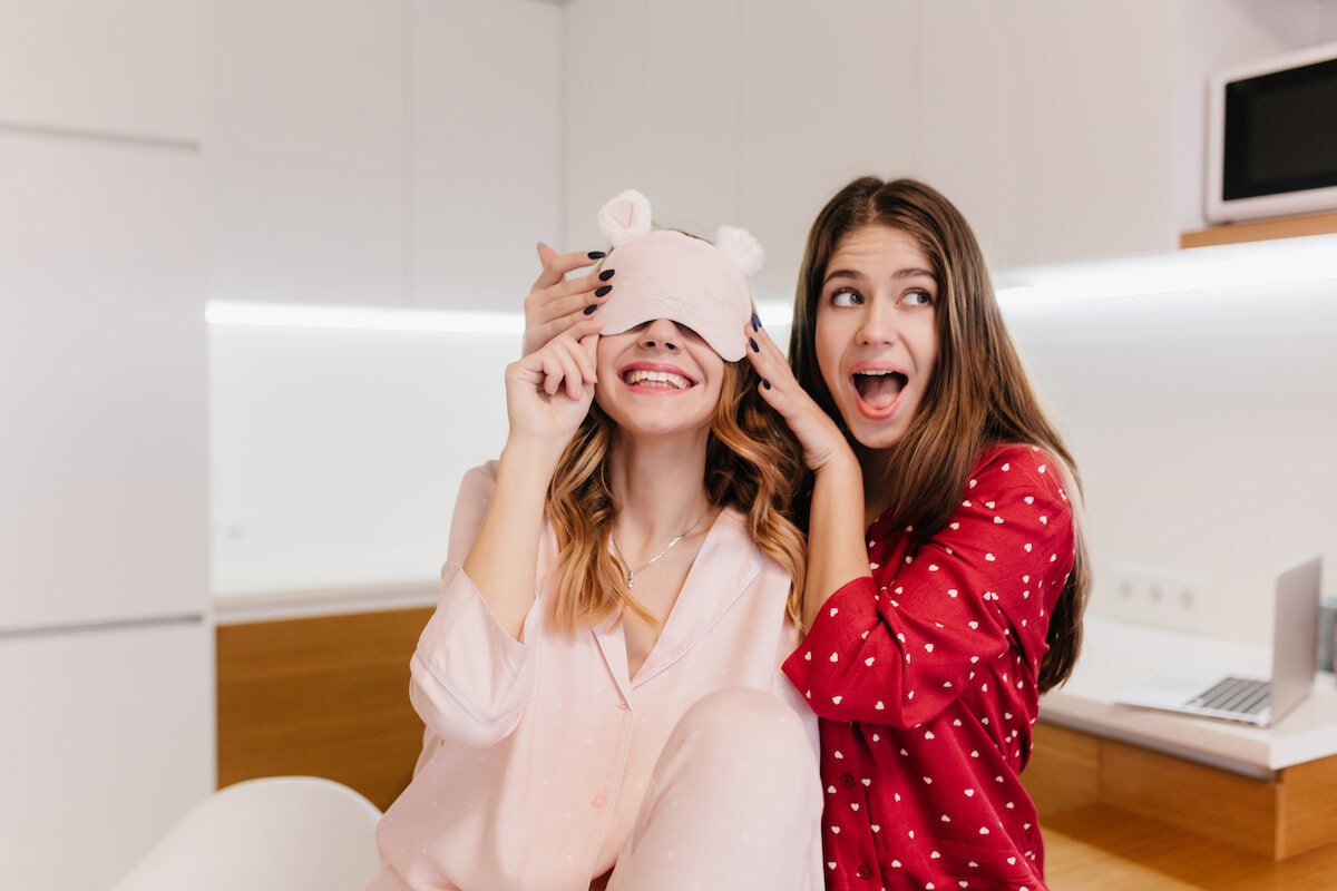 amigas disfrutando de un spa en casa