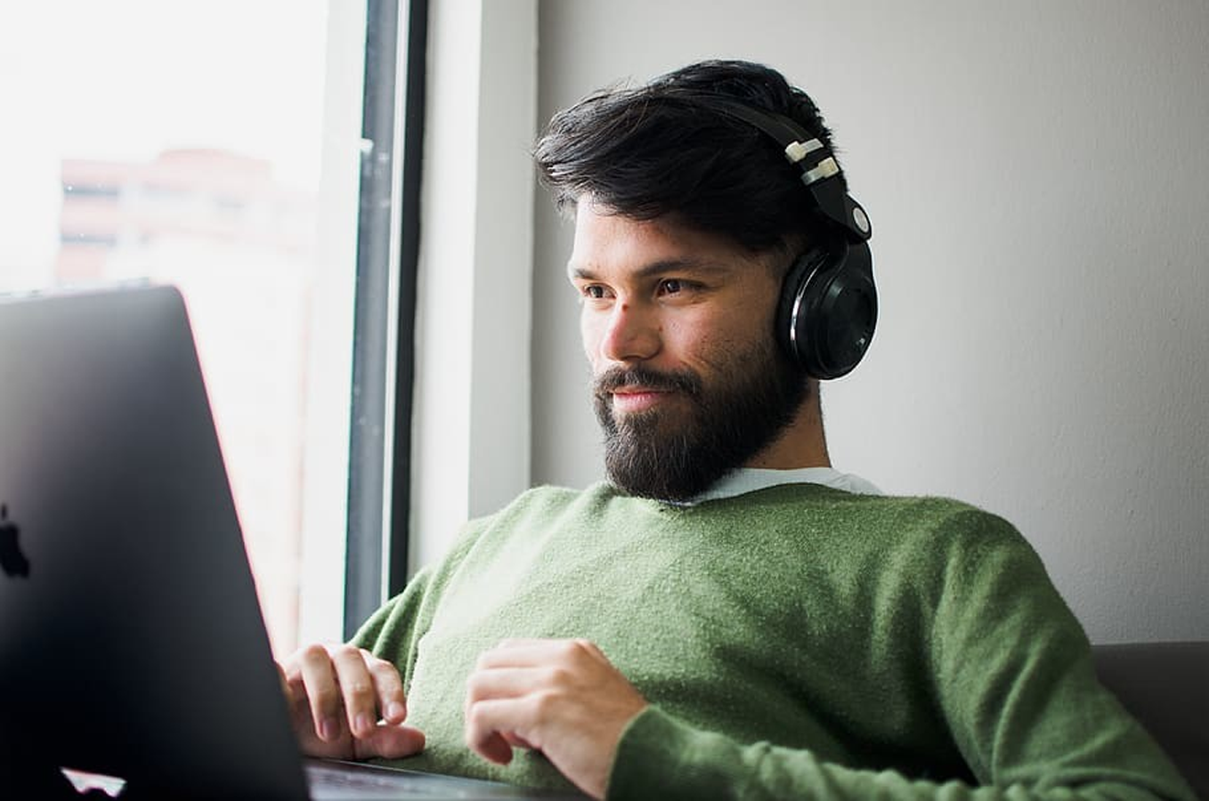 audifonos con microfono en uso