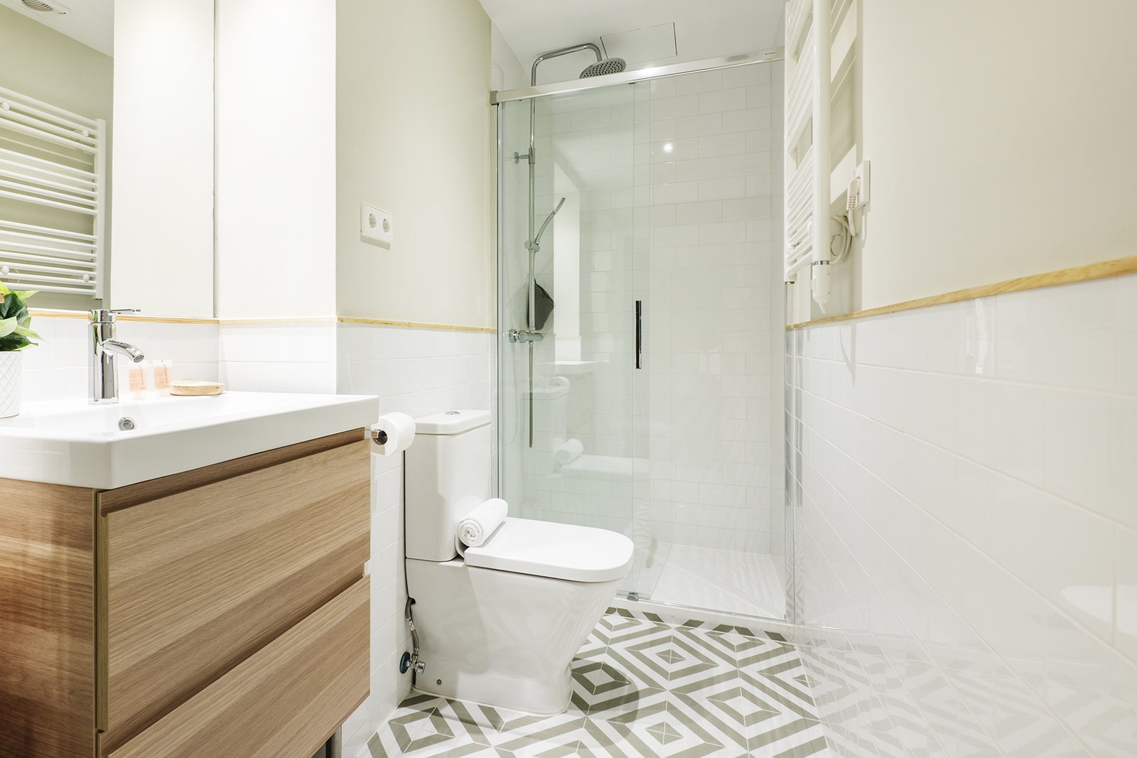 bano moderno con productos de construmart