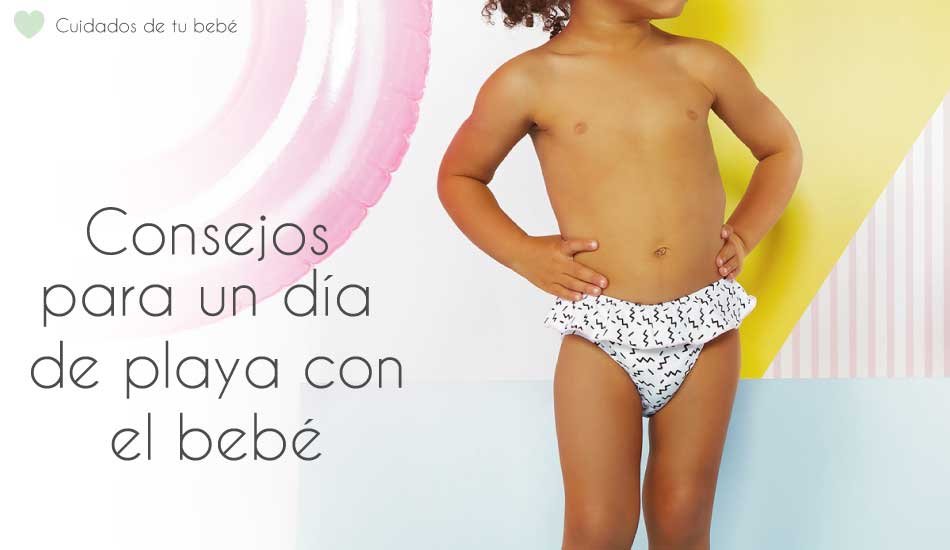 bebe disfrutando en una malla de bano