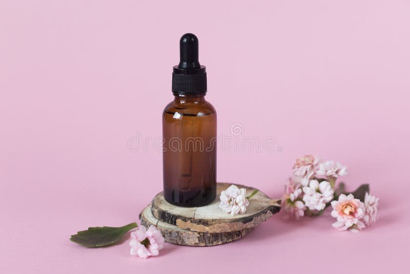 botella de aceite capilar en fondo natural