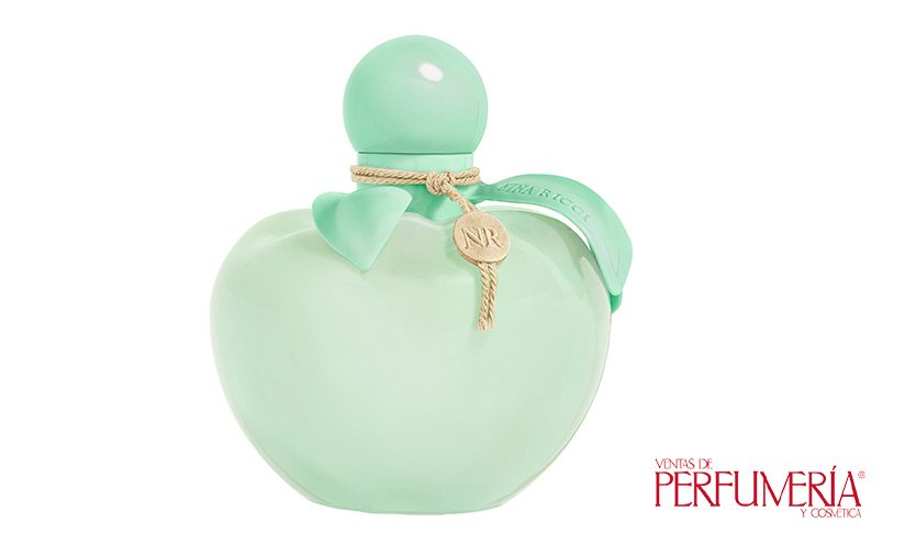 botella de perfume nina ricci en naturaleza
