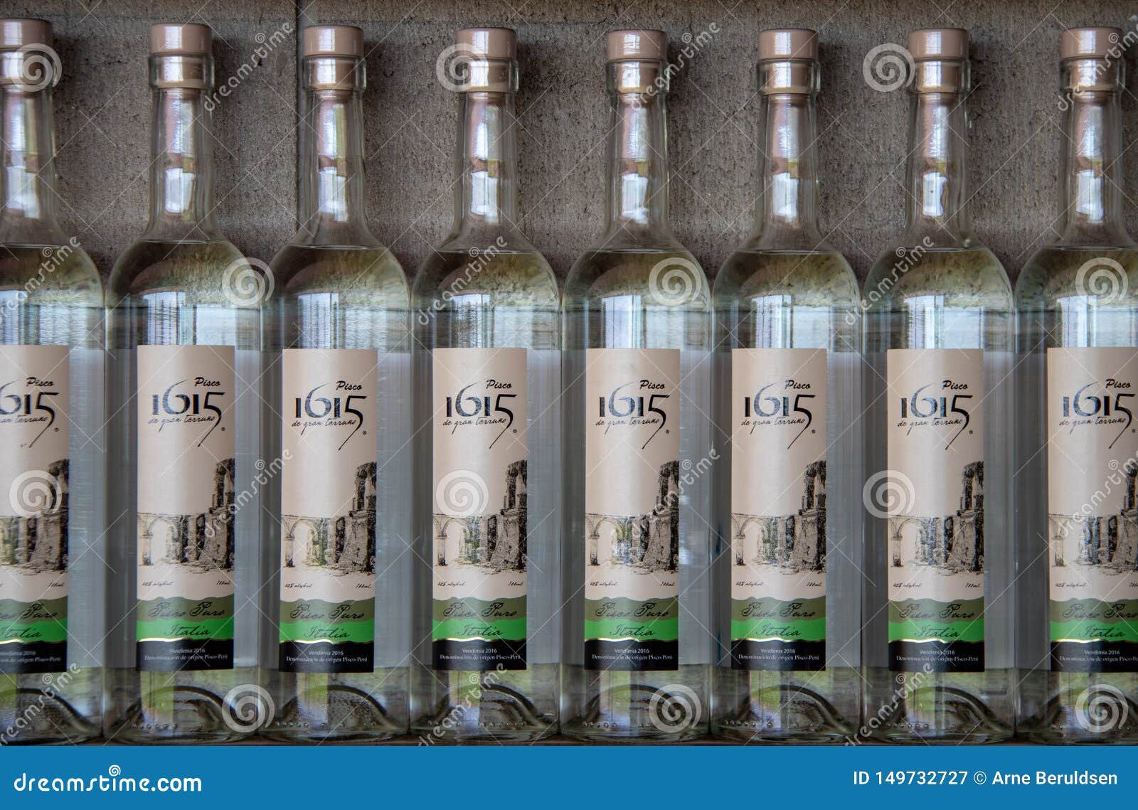 botellas de pisco en una destileria