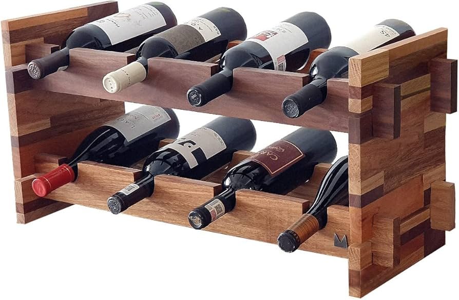 cava de madera elegante con botellas de vino