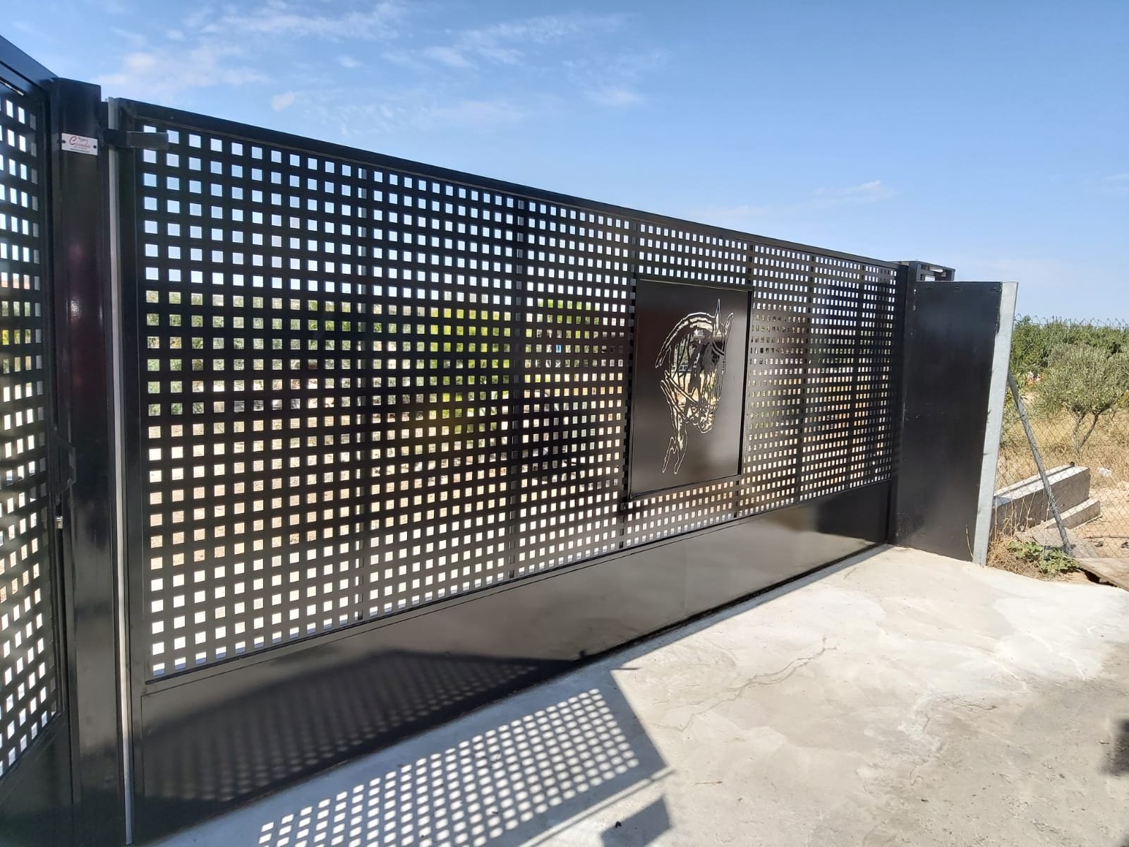 chapa de porton corredera en detalle