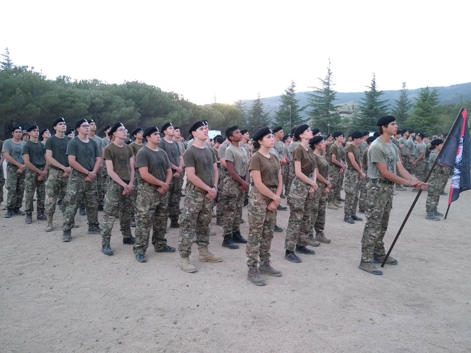 chicos en uniforme militar en formacion