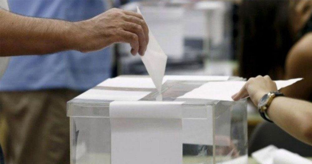 ciudadanos votando en una urna electoral