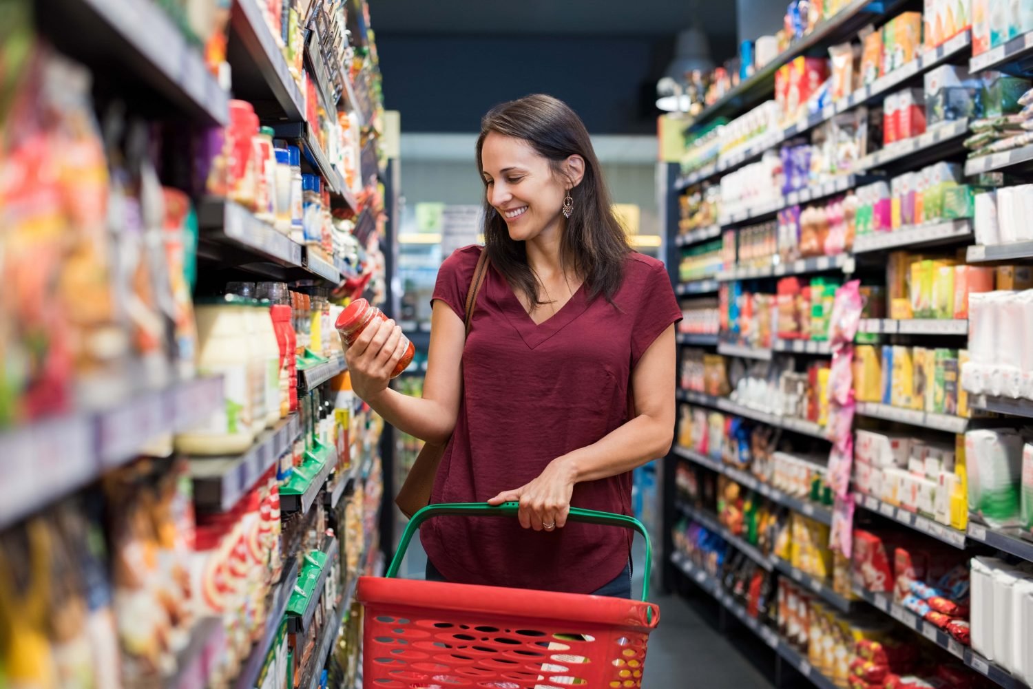 cliente buscando en un supermercado