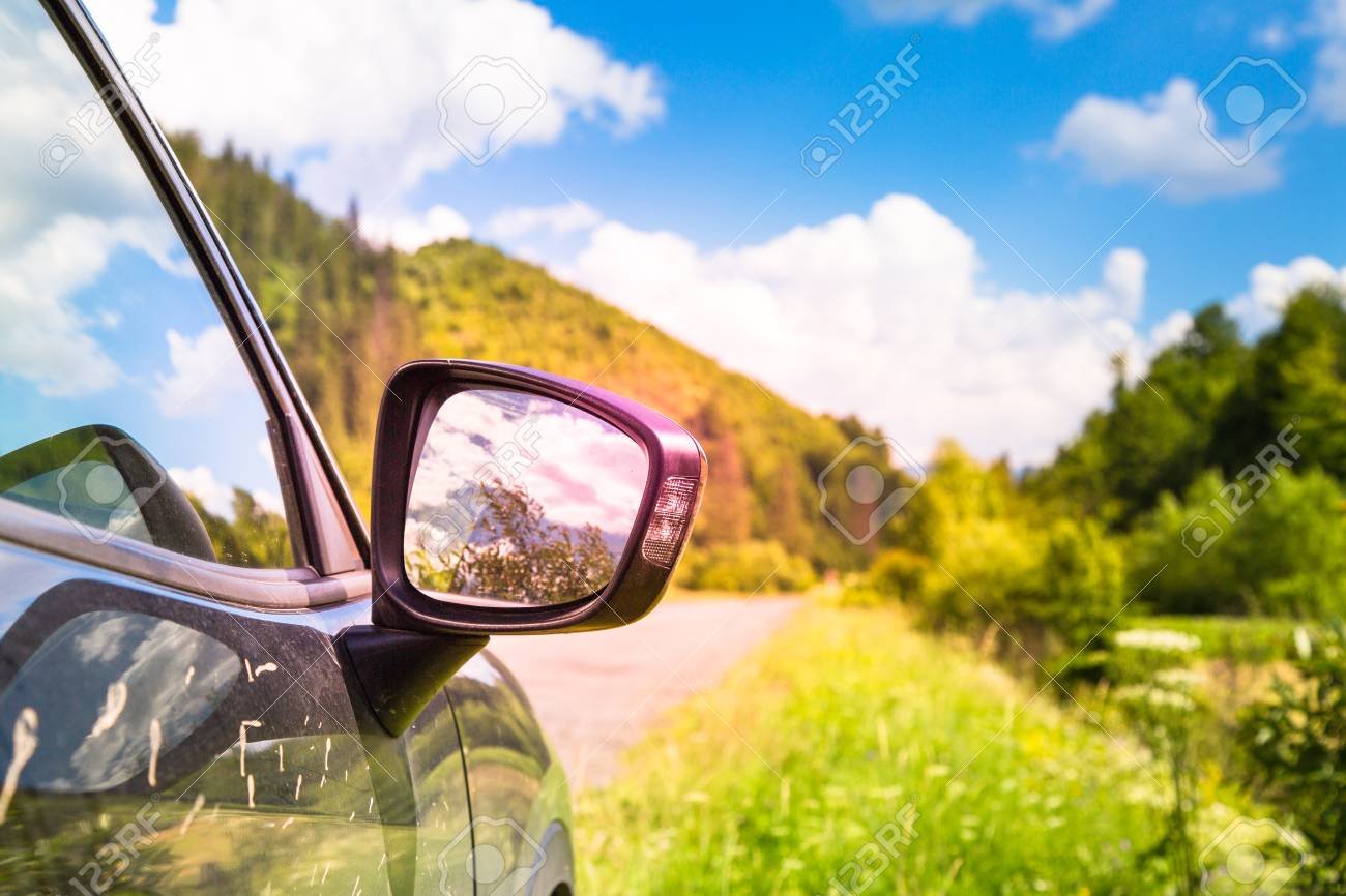 coche en carretera con paisaje de fondo