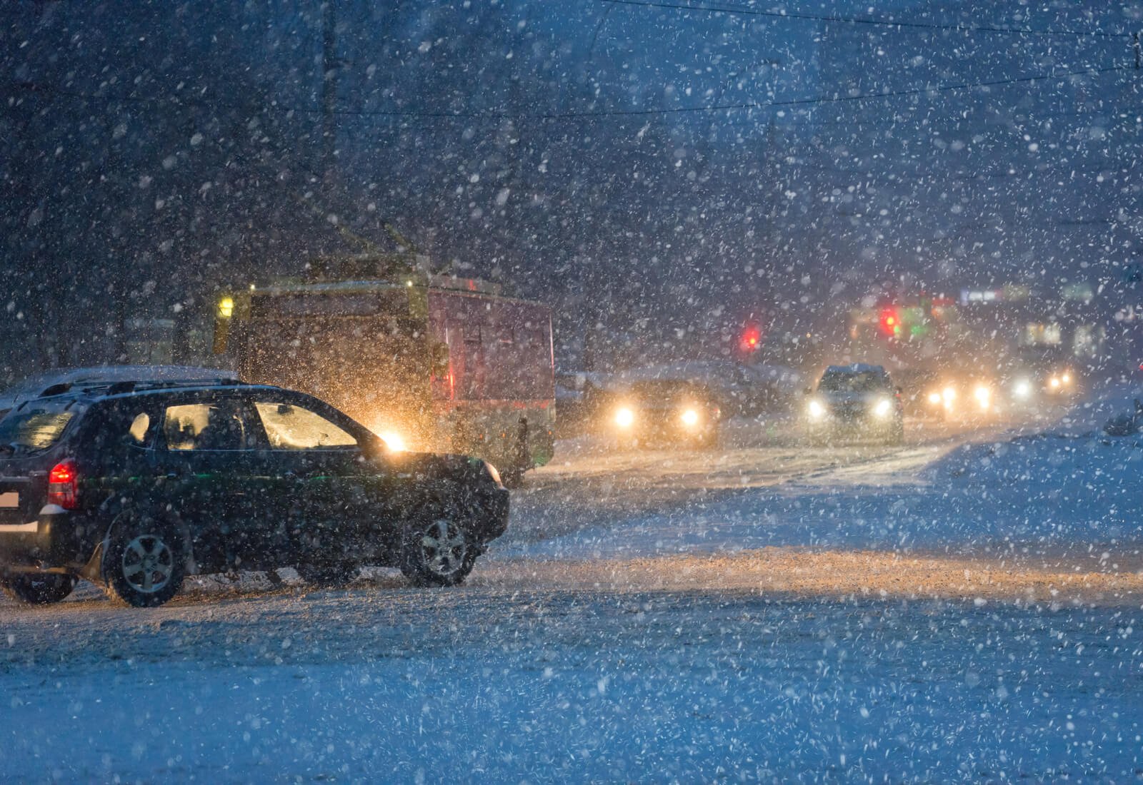 coche en nieve con luces encendidas