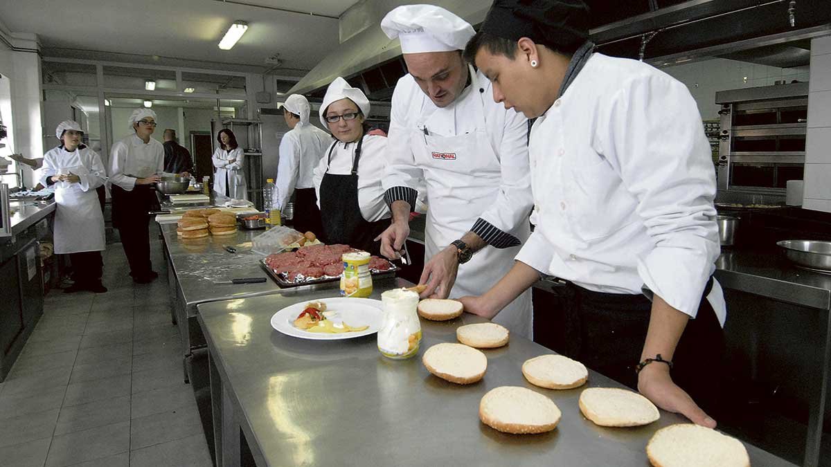 cocineros aprendiendo en una clase practica