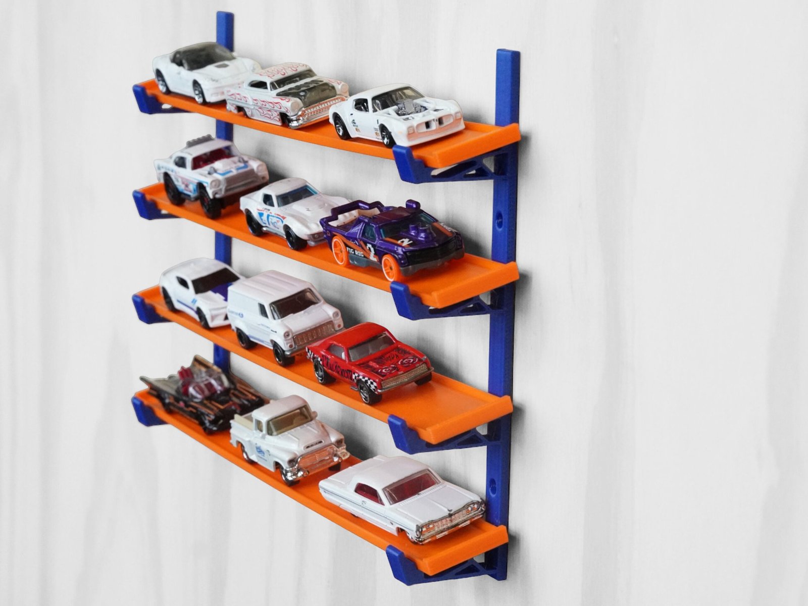 coleccion de autos hot wheels en estanteria scaled