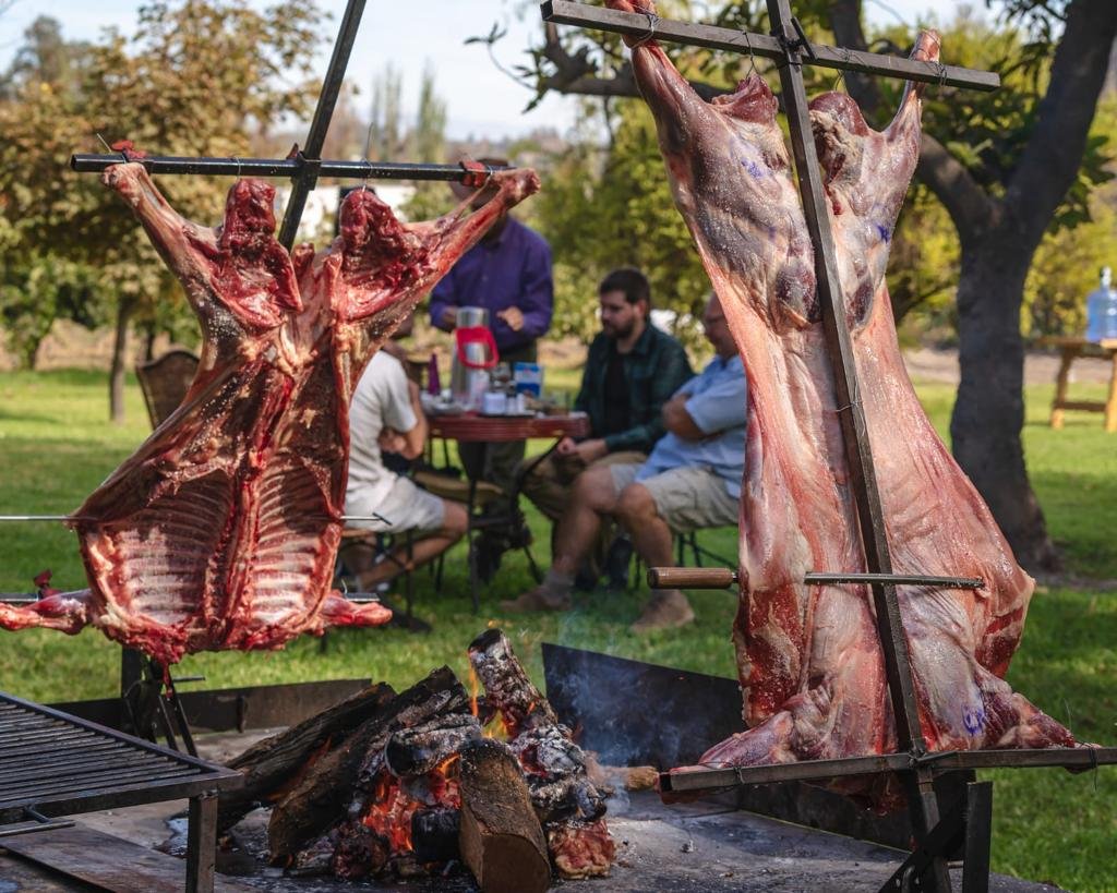 cordero asado al palo en la parrilla