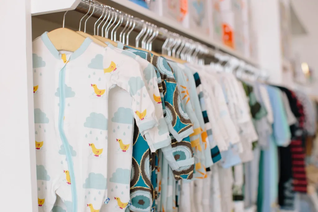 distribuidor de ropa de bebe en accion