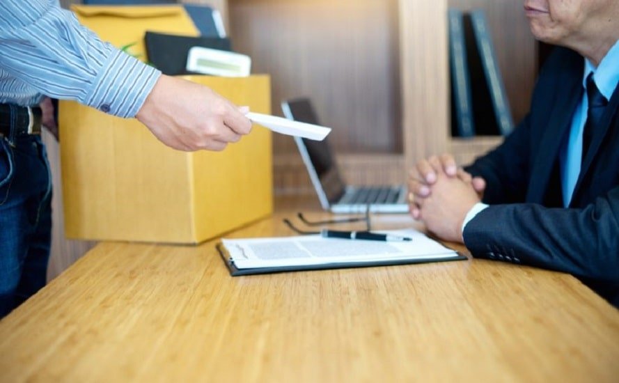 documento de finiquito en una mesa