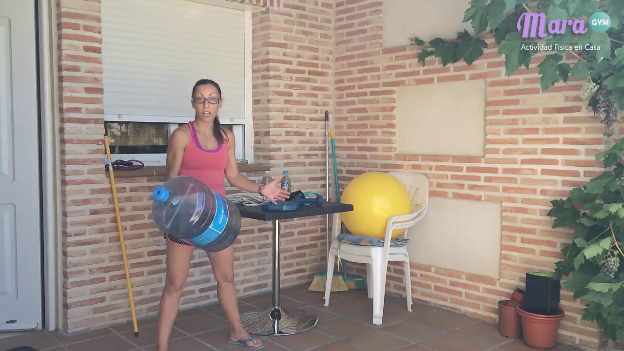 ejercicio en casa con elementos domesticos