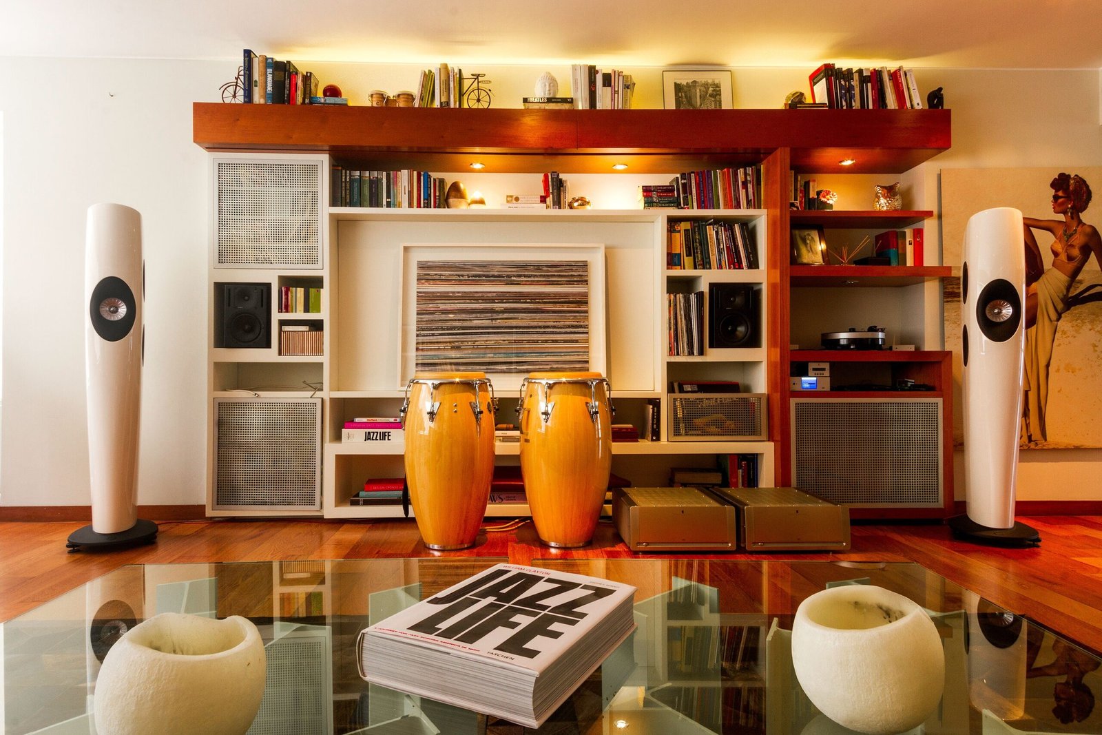 equipo de musica moderno en sala de estar scaled