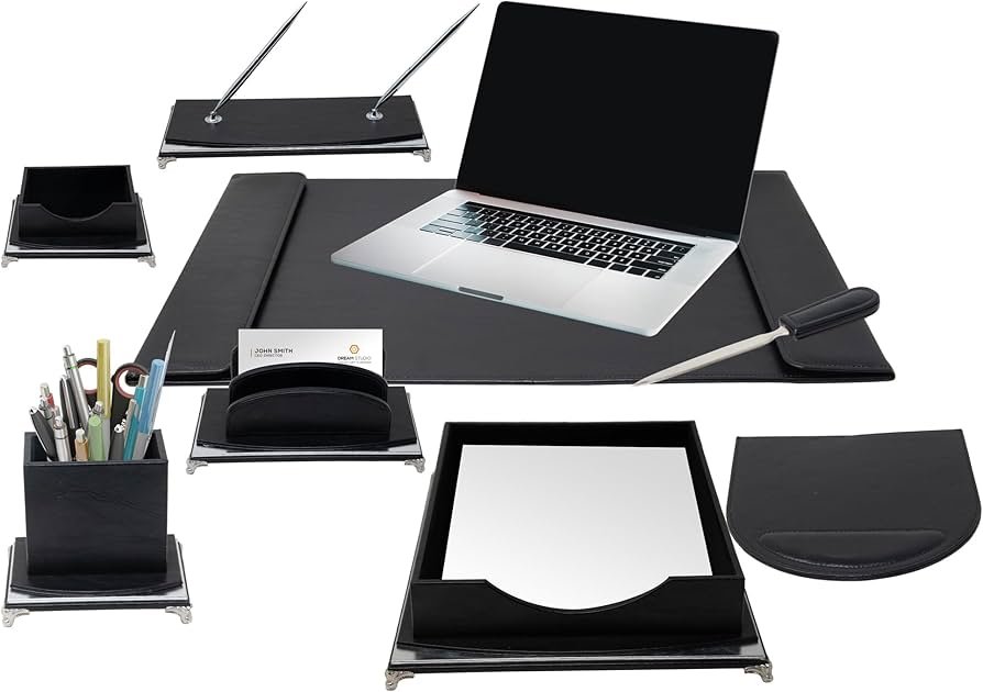 escritorio con cartas y boligrafos