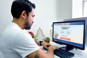 estudiante usando computadora para matricula en linea