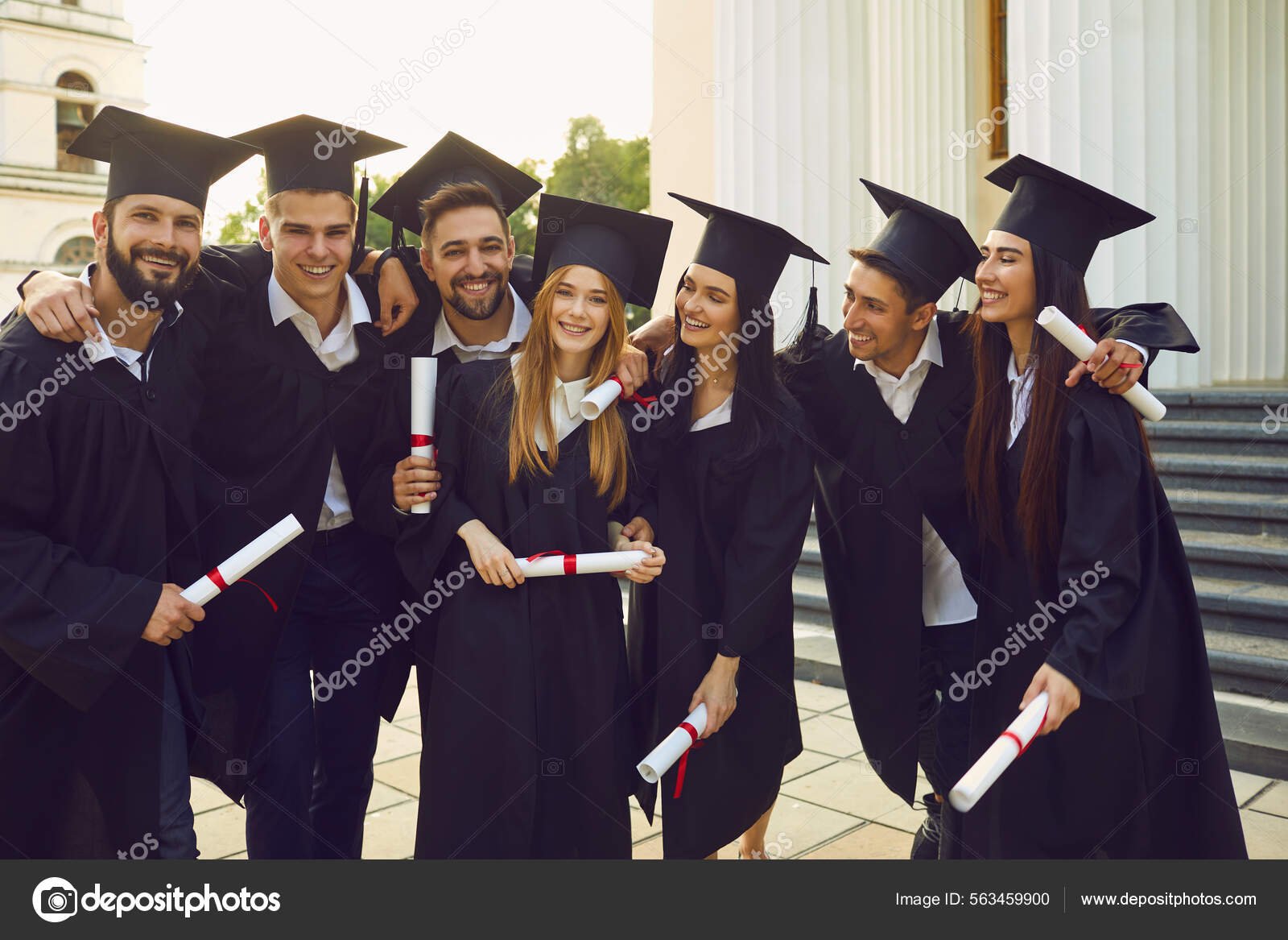 estudiantes celebrando con diplomas en mano