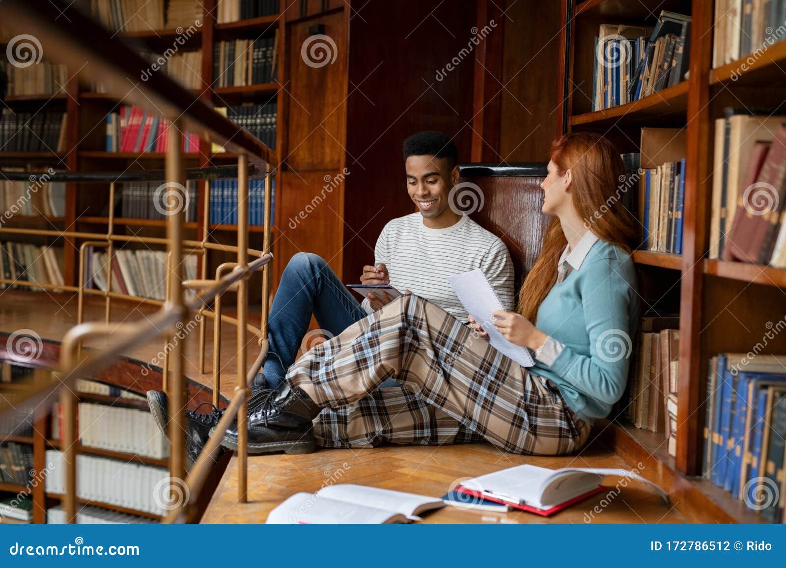 estudiantes en biblioteca universitaria estudiando