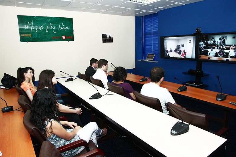estudiantes en video conferencia estudiando juntos