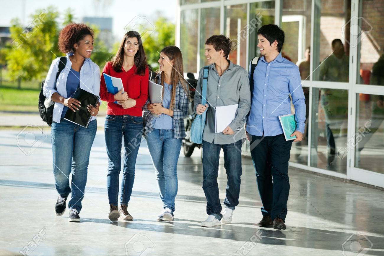 estudiantes felices en campus universitario