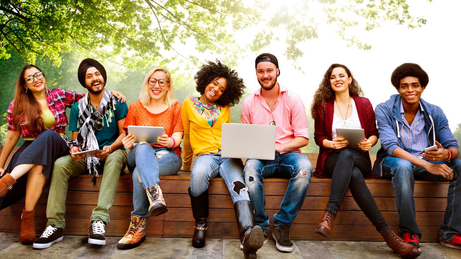 estudiantes felices en una universidad