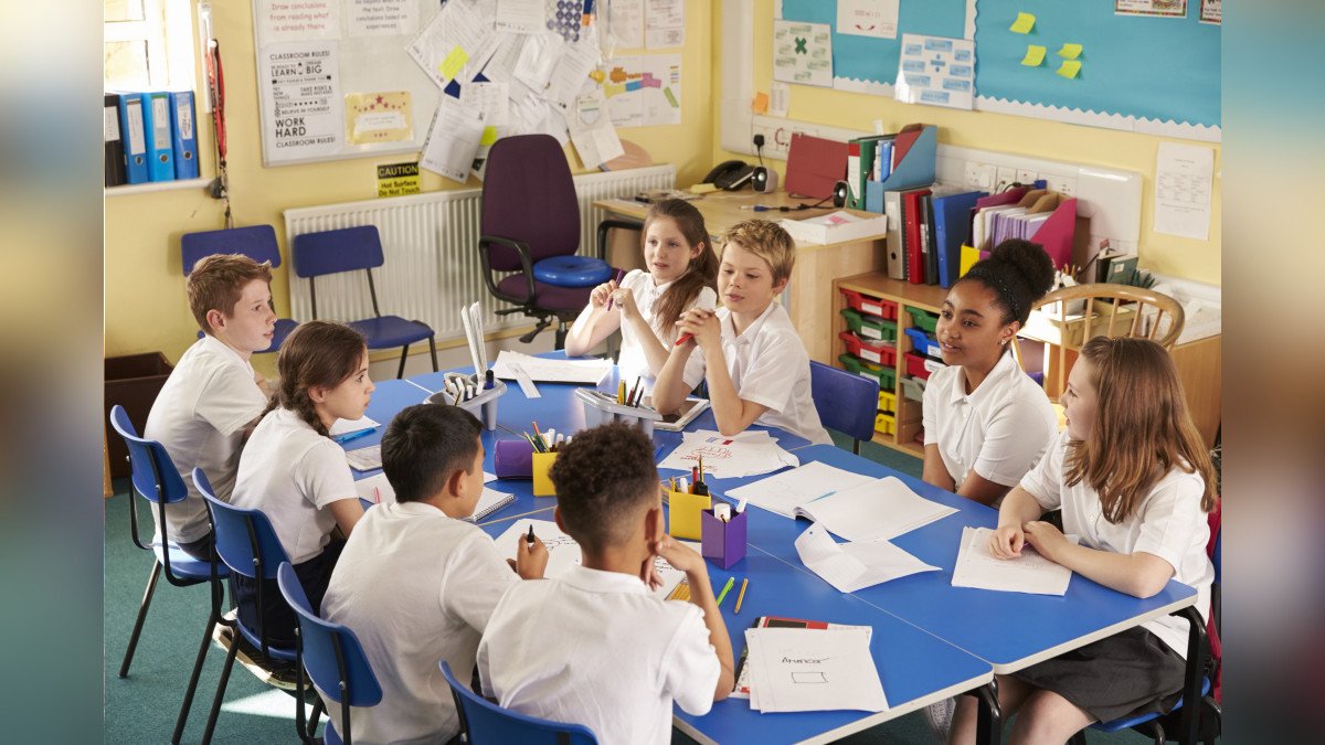 estudiantes trabajando en grupo por la tarde