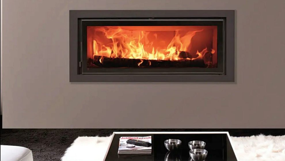 estufa a lena encendida en una sala