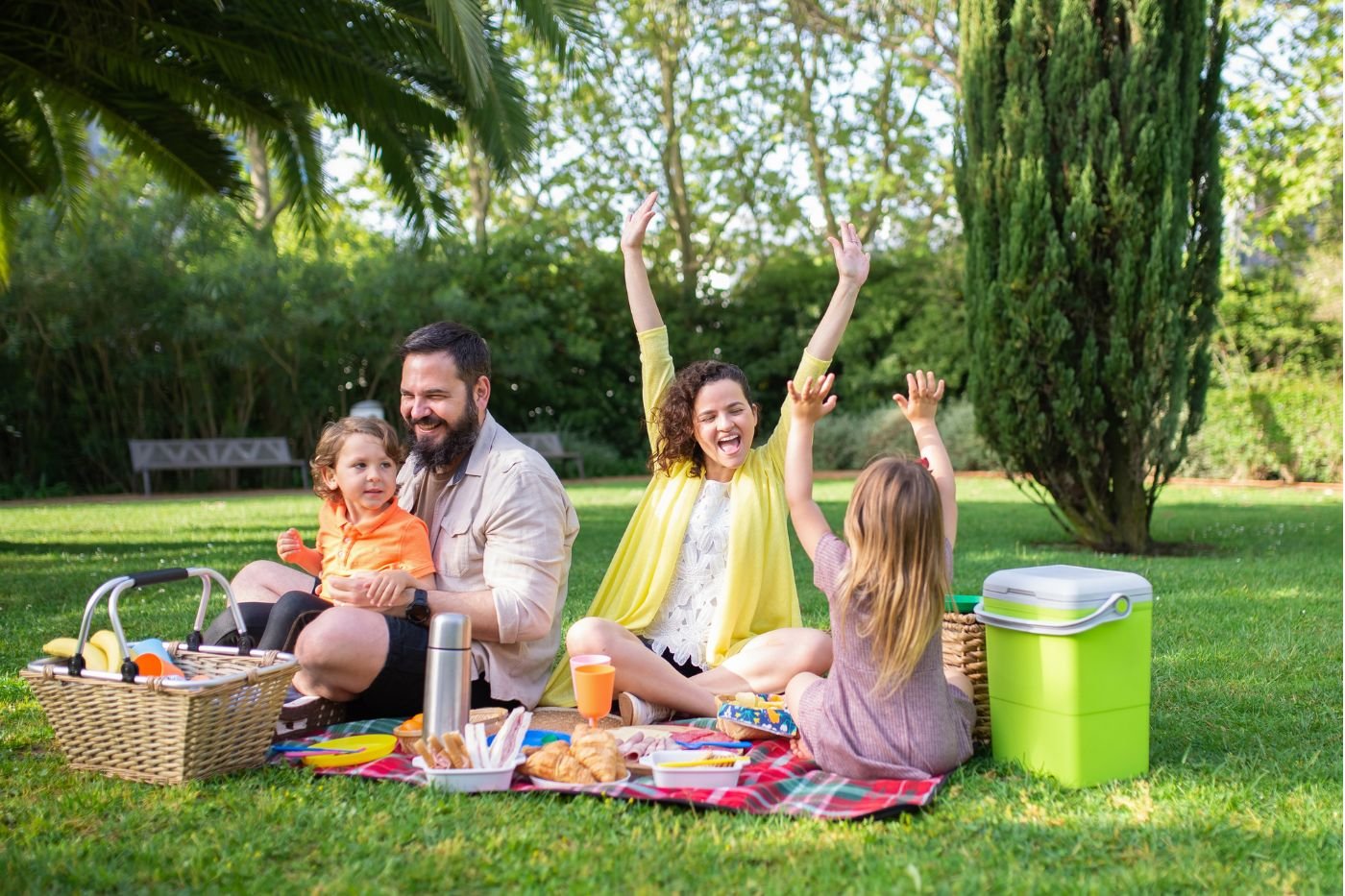 familia compartiendo momentos felices juntos