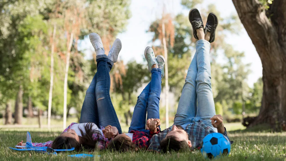 familia disfrutando al aire libre seguros