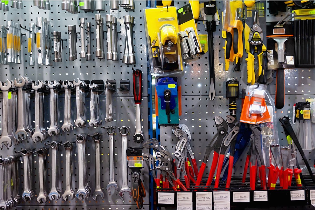 ferreteria con herramientas y productos variados