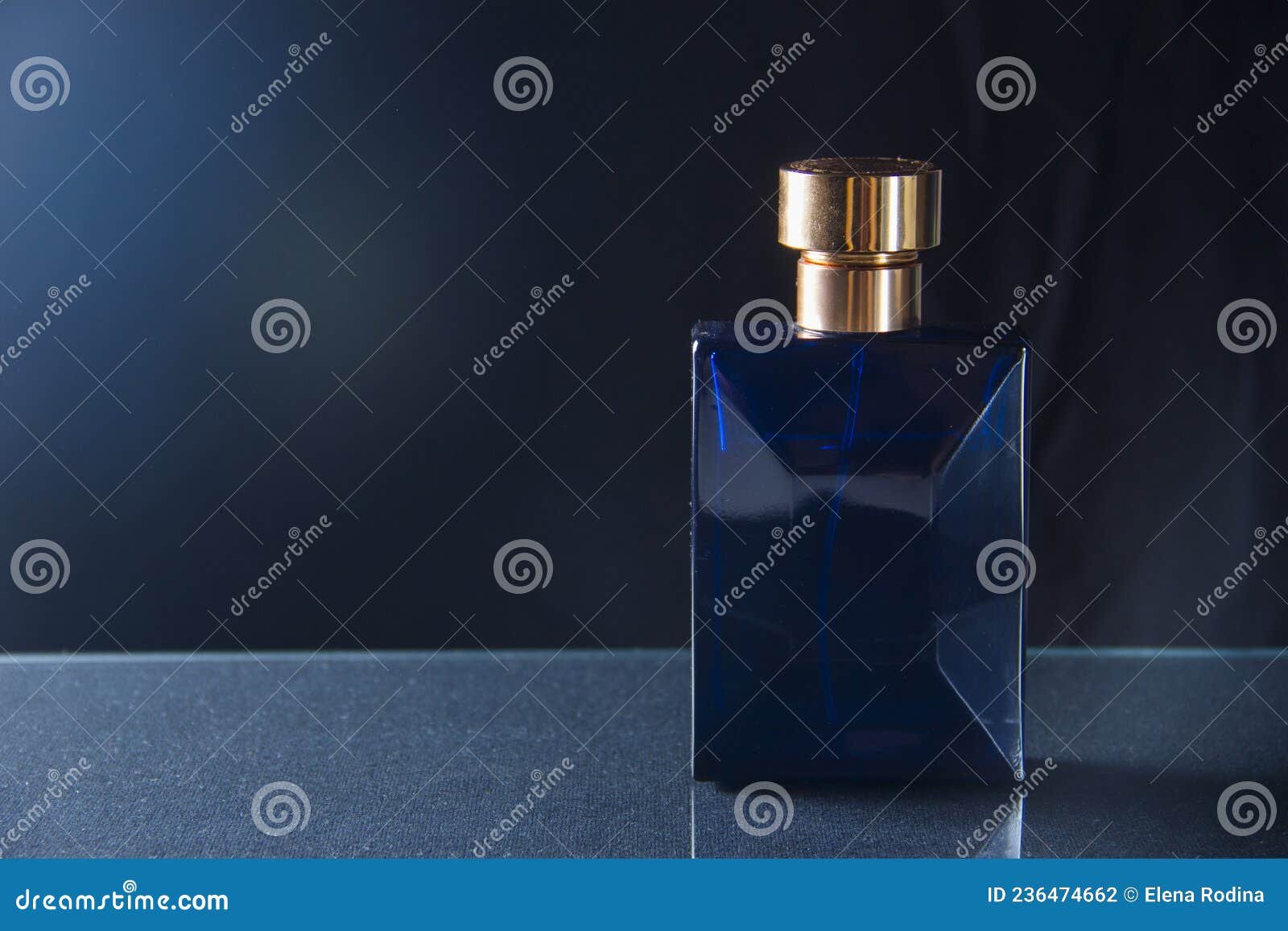 frasco de perfume elegante sobre fondo oscuro 2