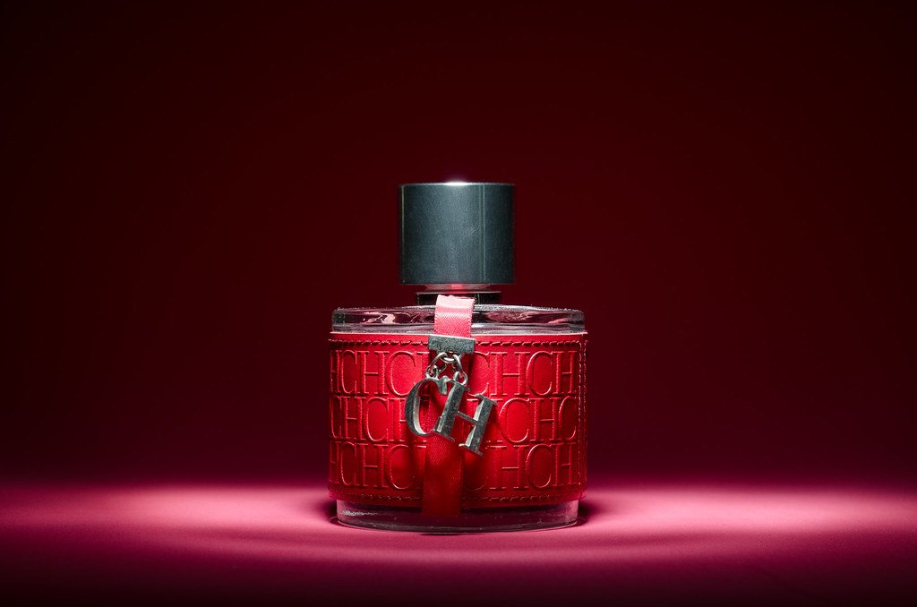 frasco elegante de perfume chic carolina herrera