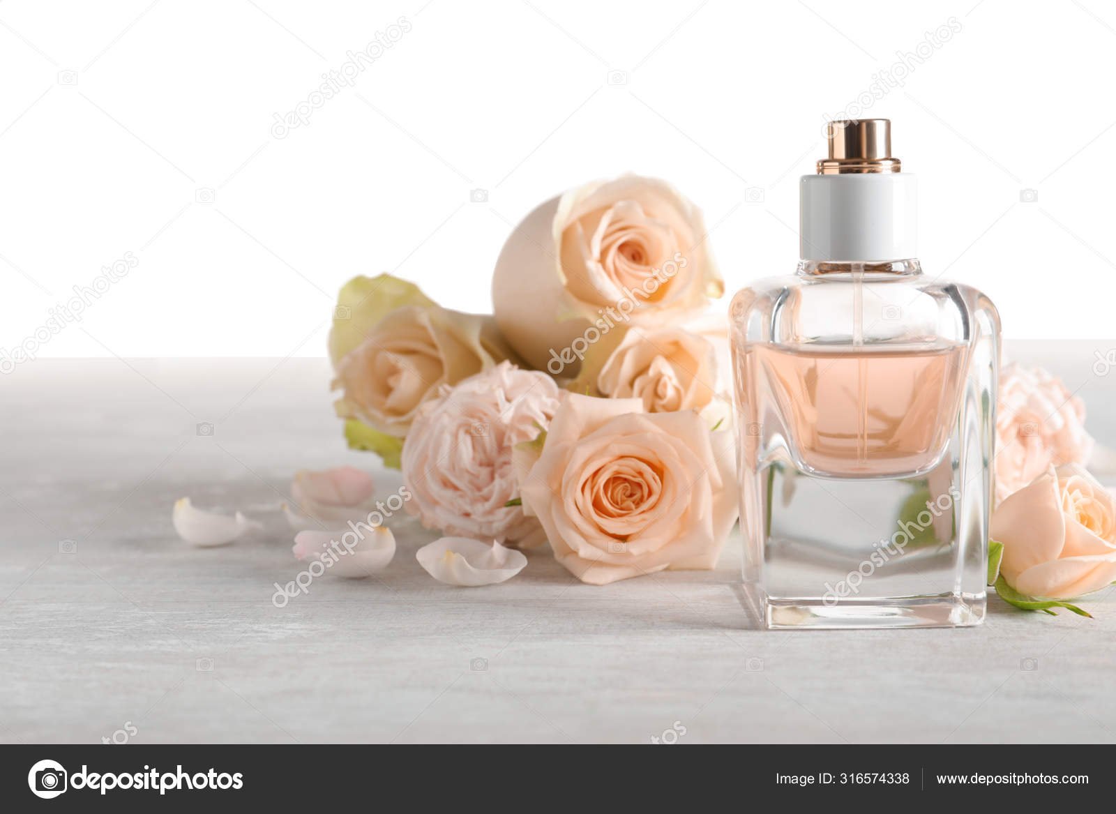 frascos de perfume sobre fondo elegante