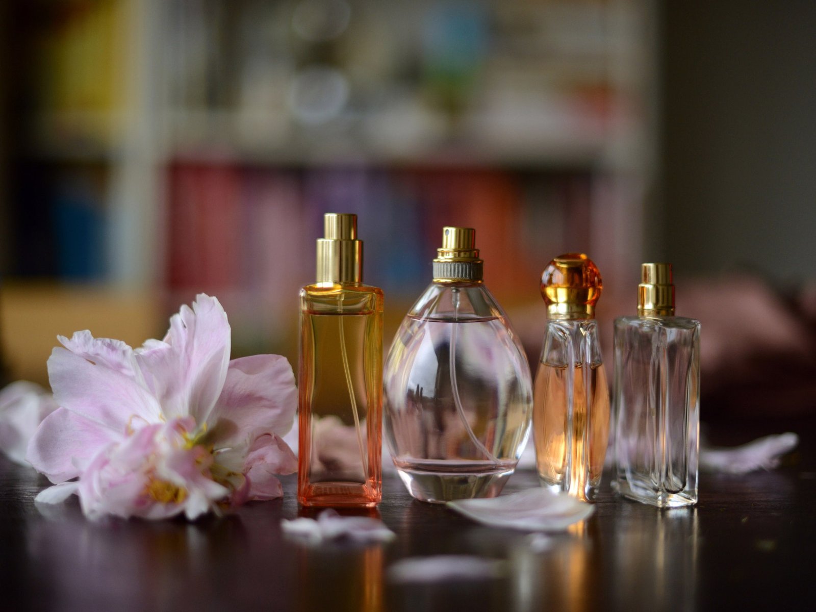 frascos de perfume y flores elegantes
