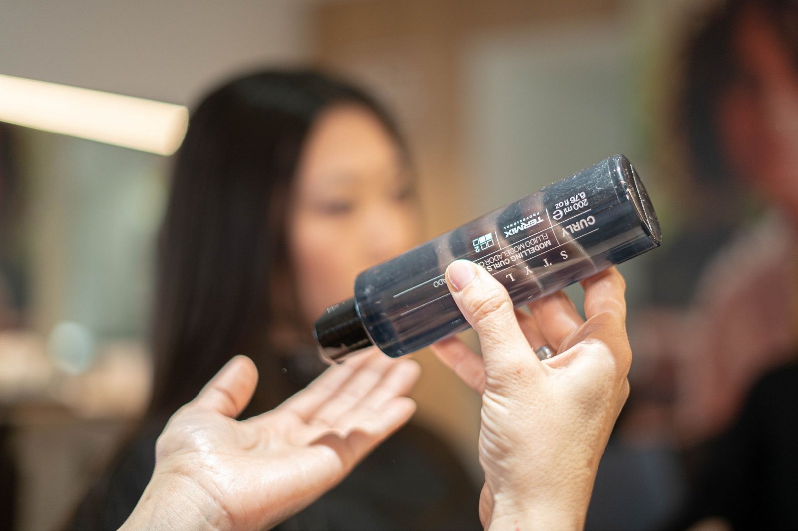 gel para rizos en manos creativas