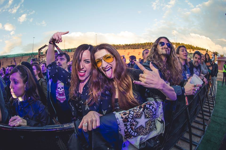 gente disfrutando de un concierto de garage