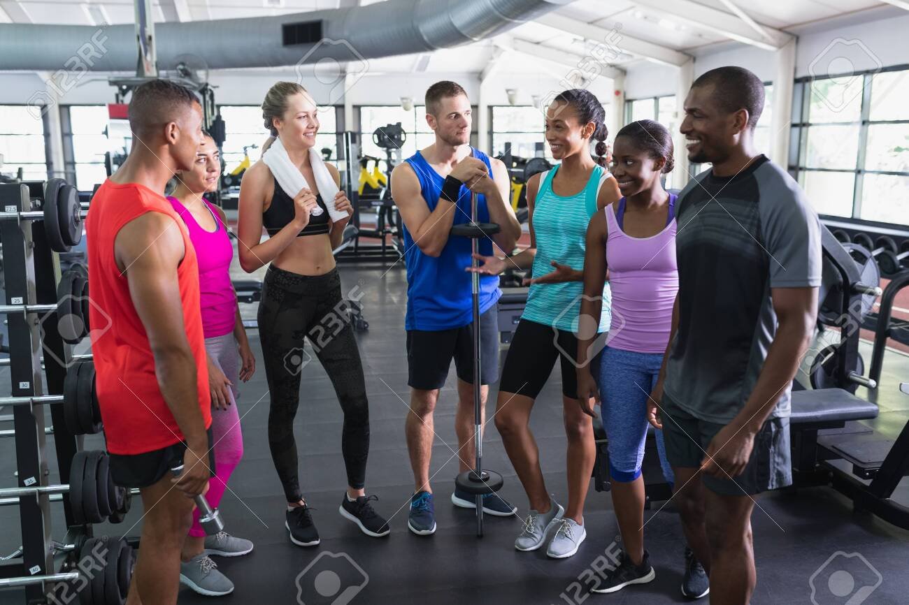 gente entrenando en gimnasio moderno y luminoso