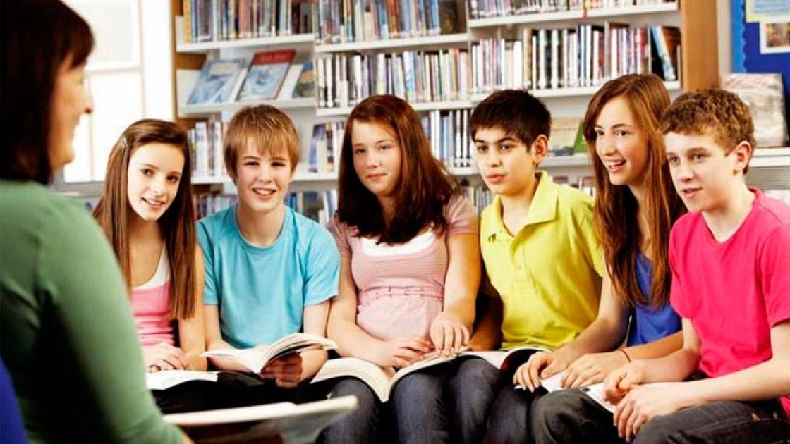 grupo de estudiantes en un club literario