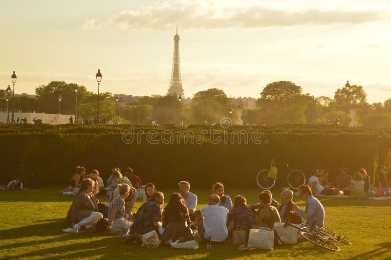 grupo de personas socializando en un parque