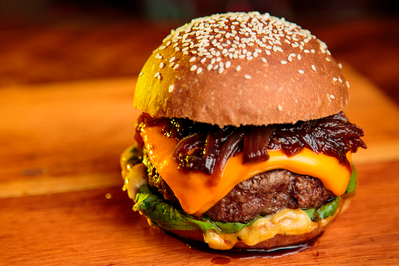 hamburguesa jugosa con queso y vegetales