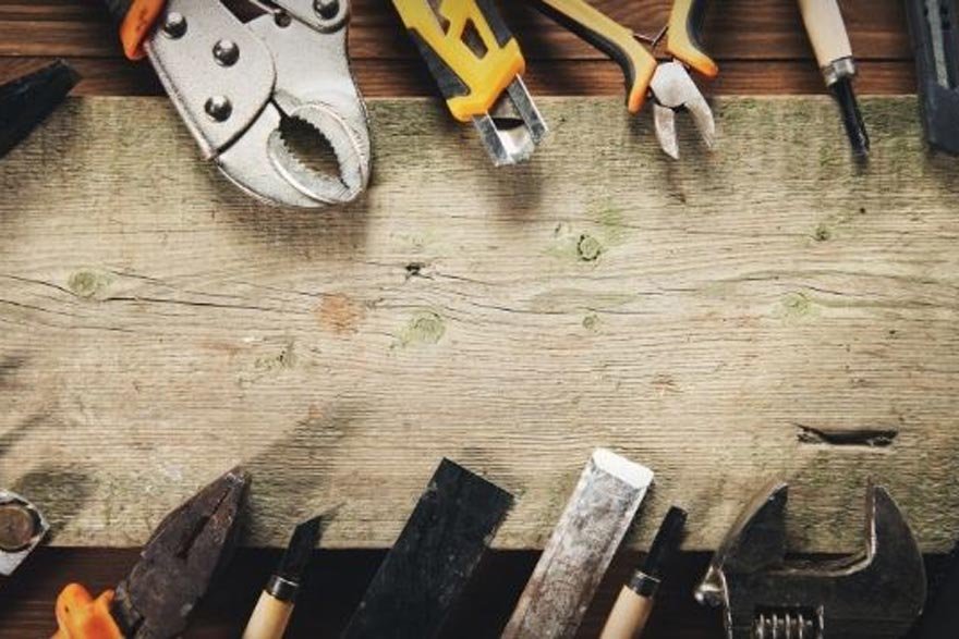 herramientas de bricolaje y adhesivos en accion