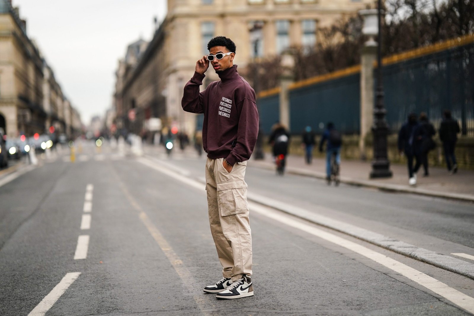 hombre usando pantalones cargo azul marino scaled