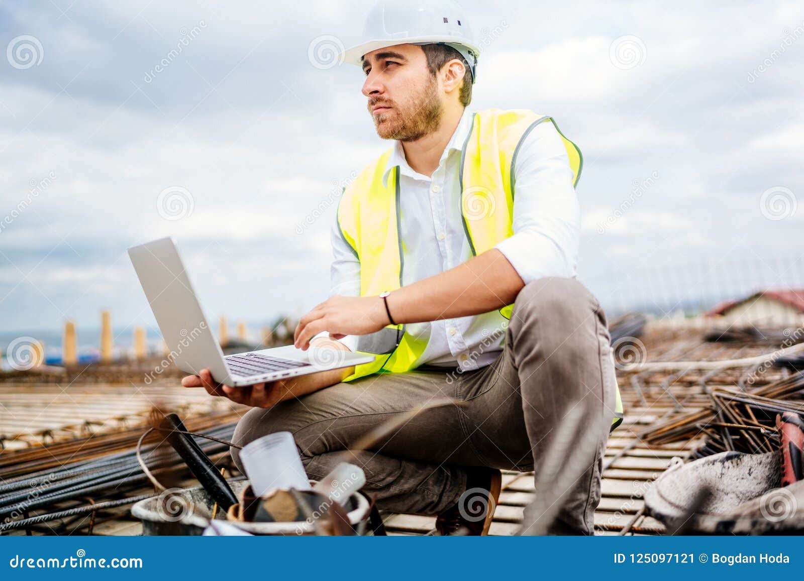 ingeniero civil trabajando en una computadora