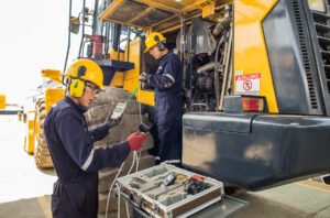 ingeniero mecanico trabajando en maquinaria pesada