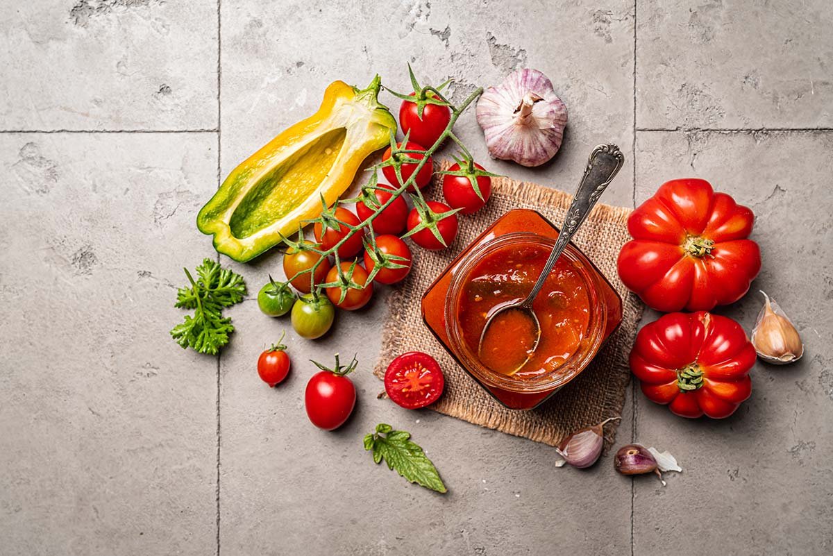 ingredientes frescos junto a salsa de tomate